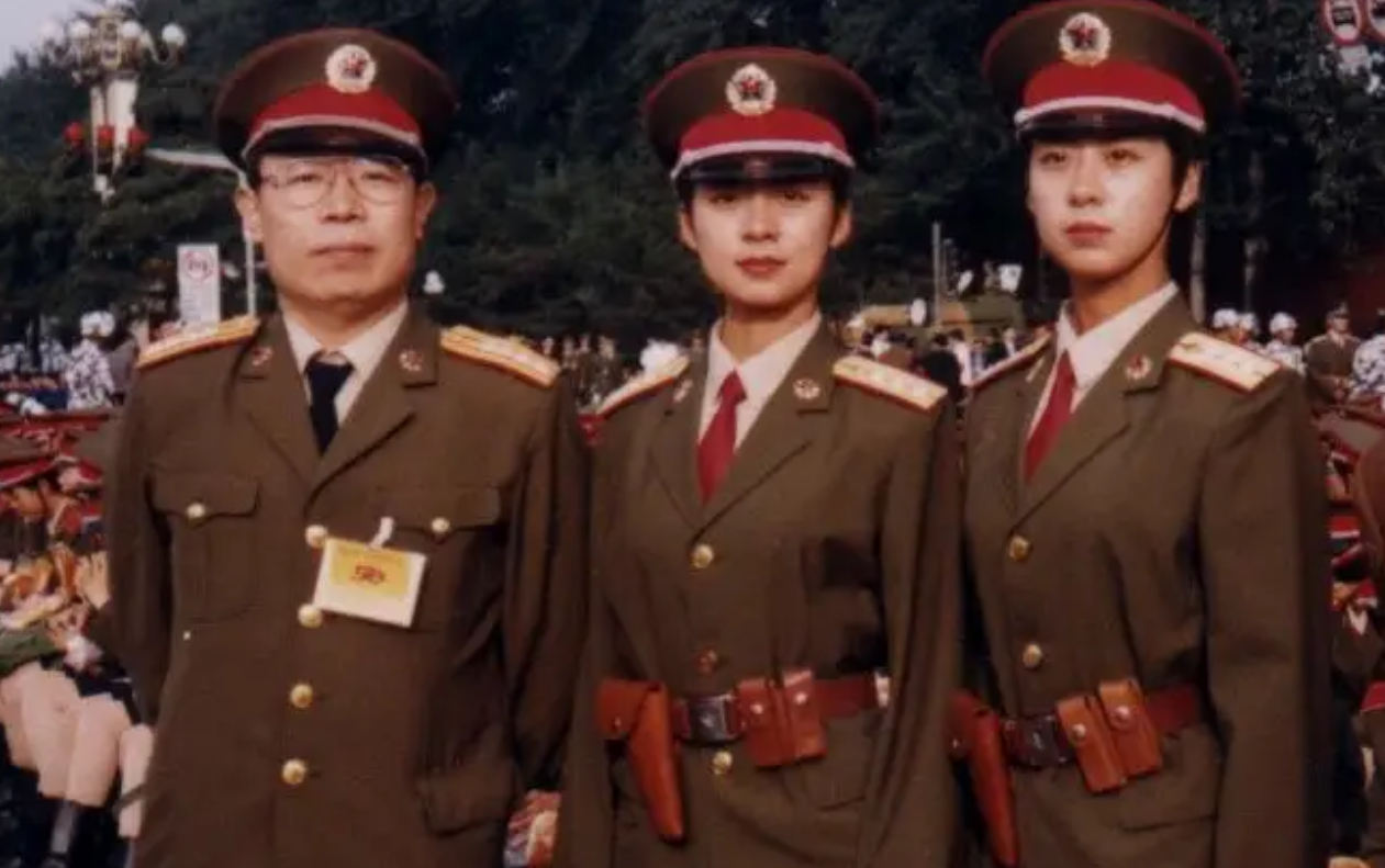 1999年,在阅兵仪式上"红遍中国"的双胞胎姐妹花,你还记得吗?