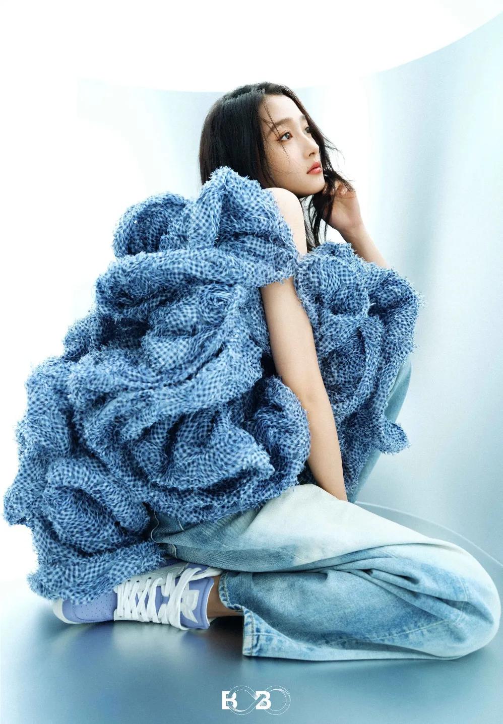 六月刊封面，关晓彤的童年投影时光美照，你看看美吗？