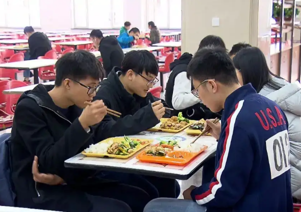 大学“阴间食堂”走红，边吃饭边觉得背后冒凉风，网友：地府风情