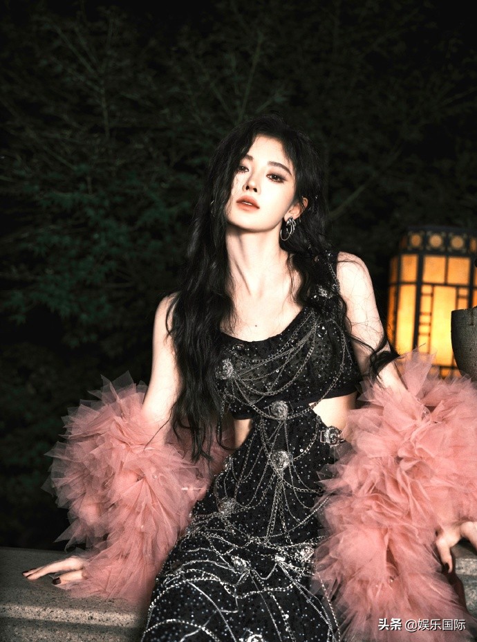 鞠婧祎生日照甜飒十足 两套造型上演反差萌