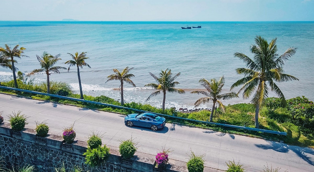 品味藝術品，置身碧海藍天試駕極星1