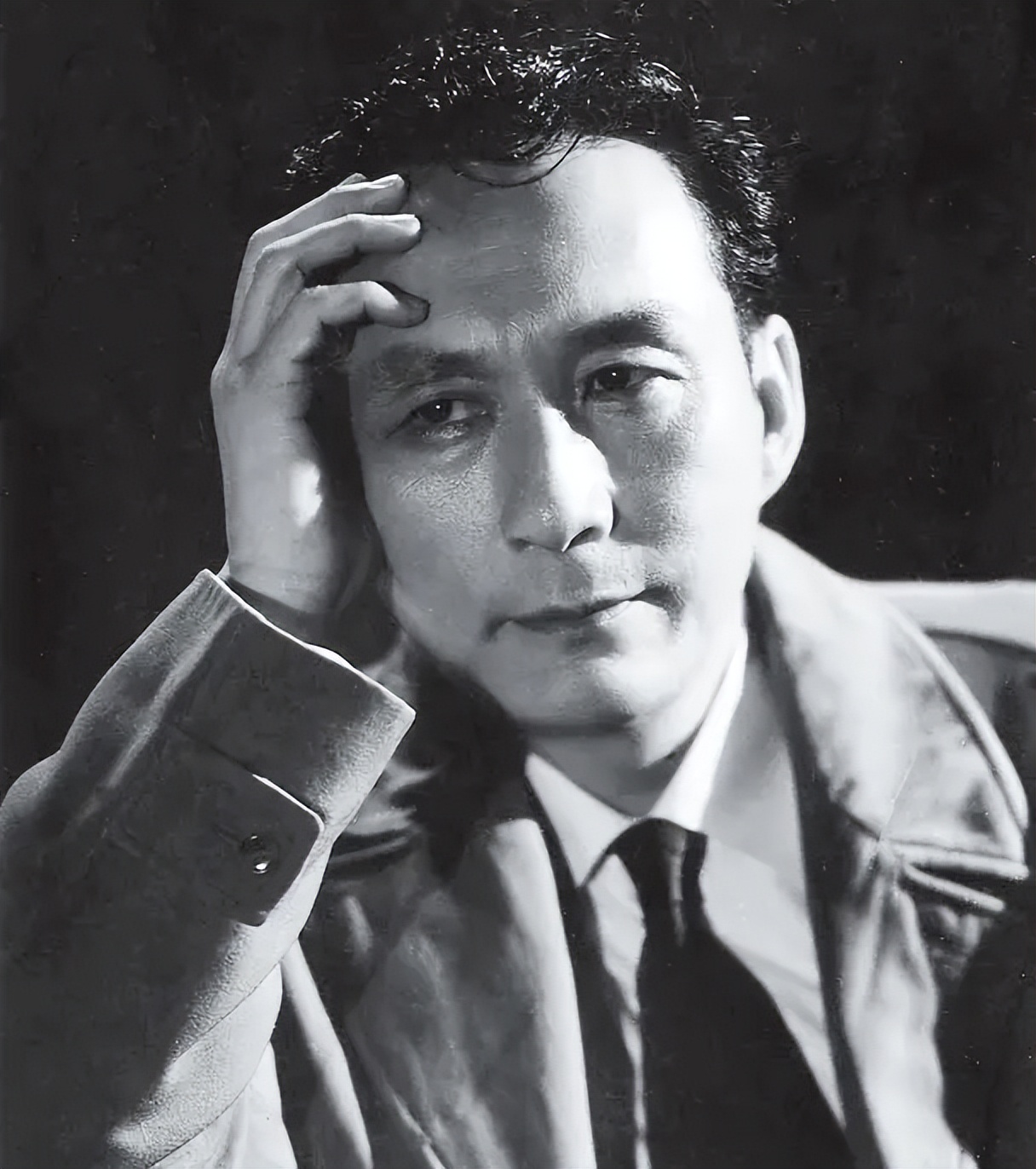 新中国成立前夜的代表作，欢笑与泪水交织的控诉：《乌鸦与麻雀》