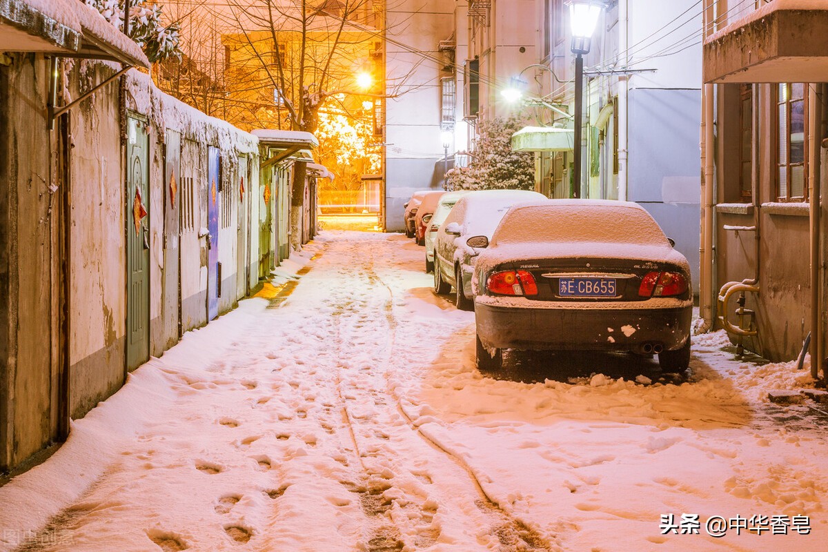 黑泥香樟洗头皂,雪夜里形单影只走在路上,精油香气眨着暖融光辉