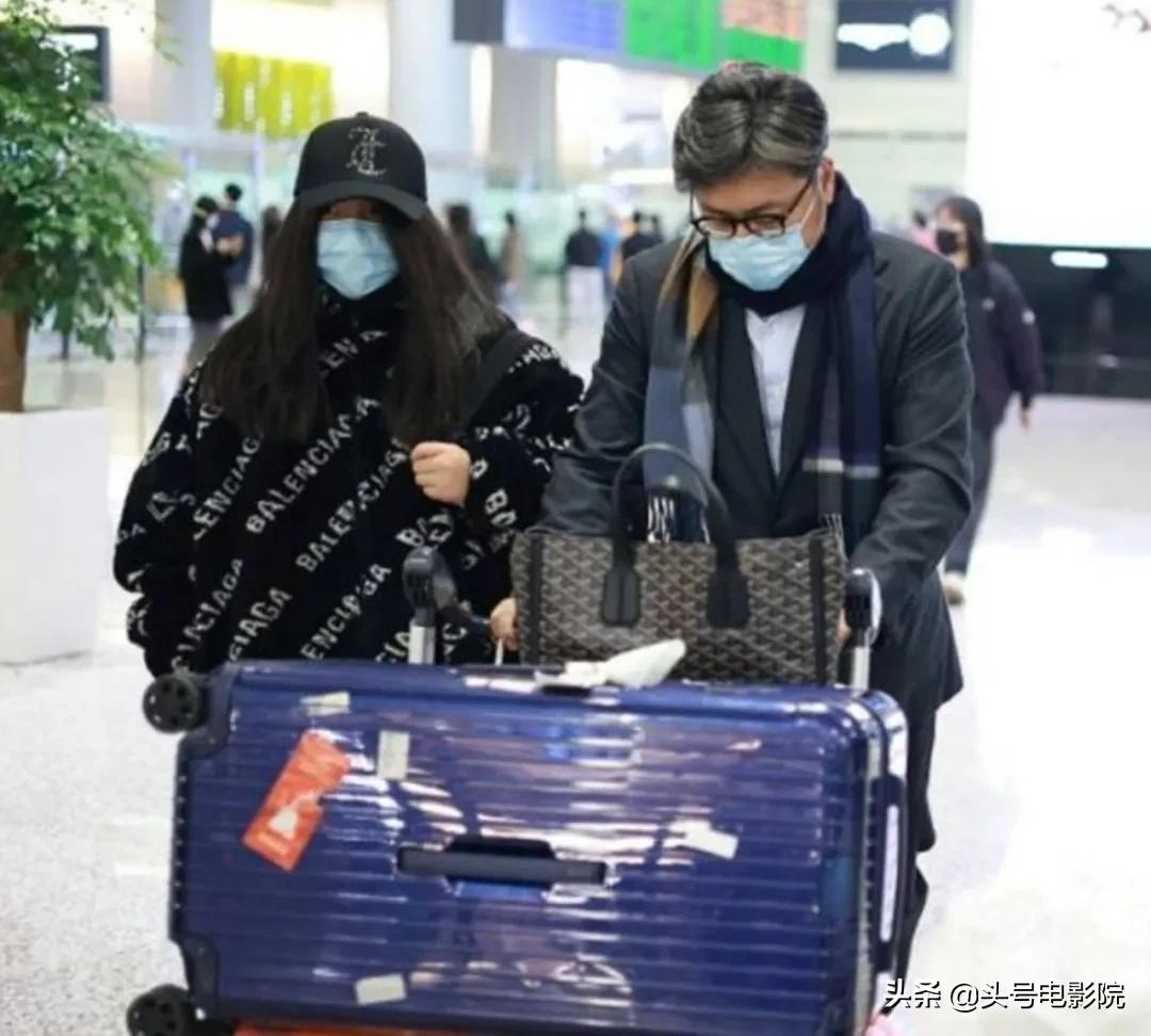 黄多多16岁戴金链涂眼影,爸爸萌娃早熟!曹格女儿11岁露肩画眼线