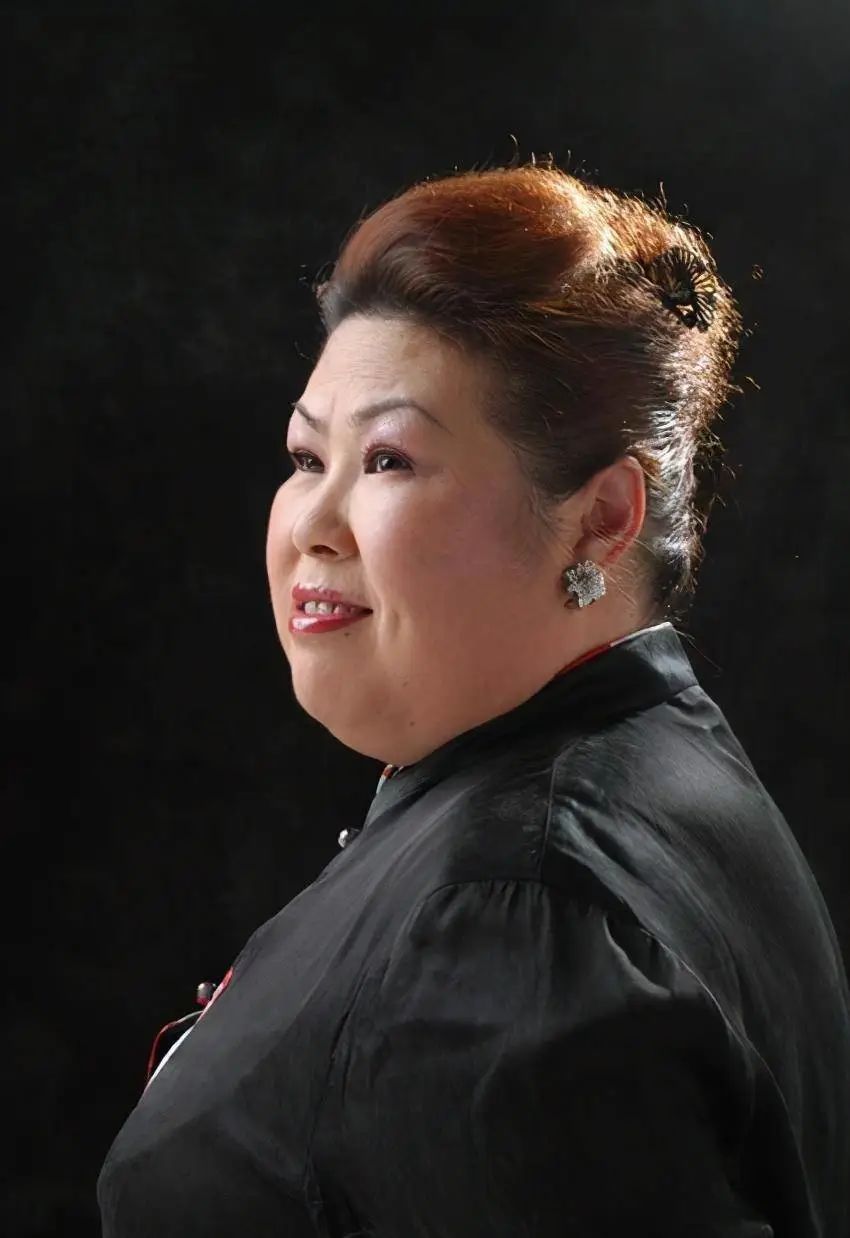 58岁“富婆专业户”董立范至今没人敢娶，只谈过一次恋爱却被骗