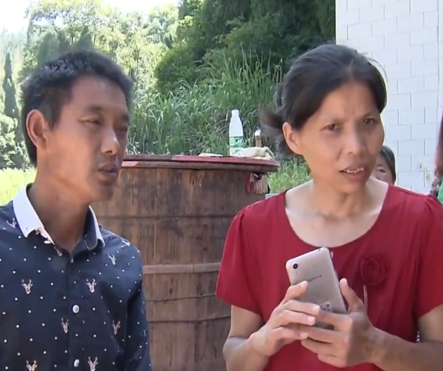 人大学霸考公考研失败，嫁贫苦光棍生6娃，校友集资20万给她建房