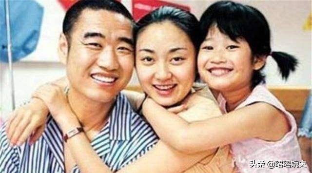 2005年，歌手丛飞因胃癌住院，资助的学生站在床头要钱