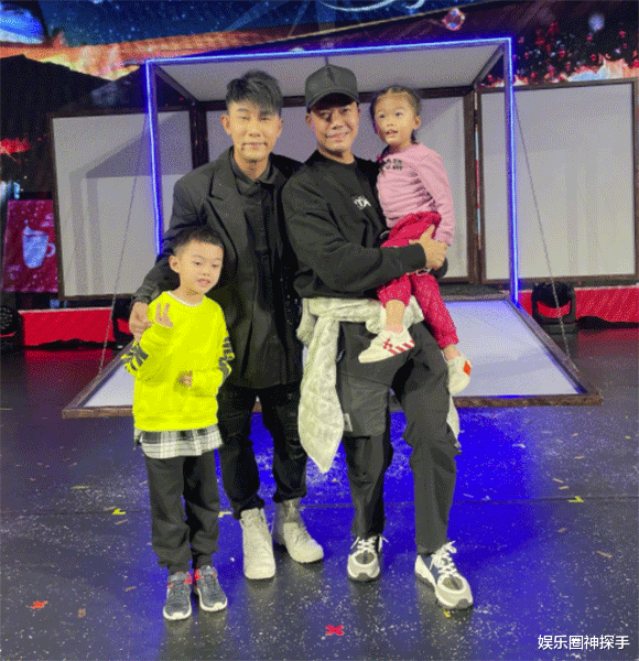 “Laughing哥”一双儿女长大了，女儿神似父亲，6岁儿子很帅气