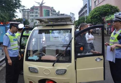 12月两轮、三轮电动车、老年代步车上路，各地交警严查违章行为