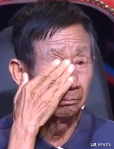 一女婴被弃，拾荒老人养大身价过亿，为报恩卖公司带养父环游祖国