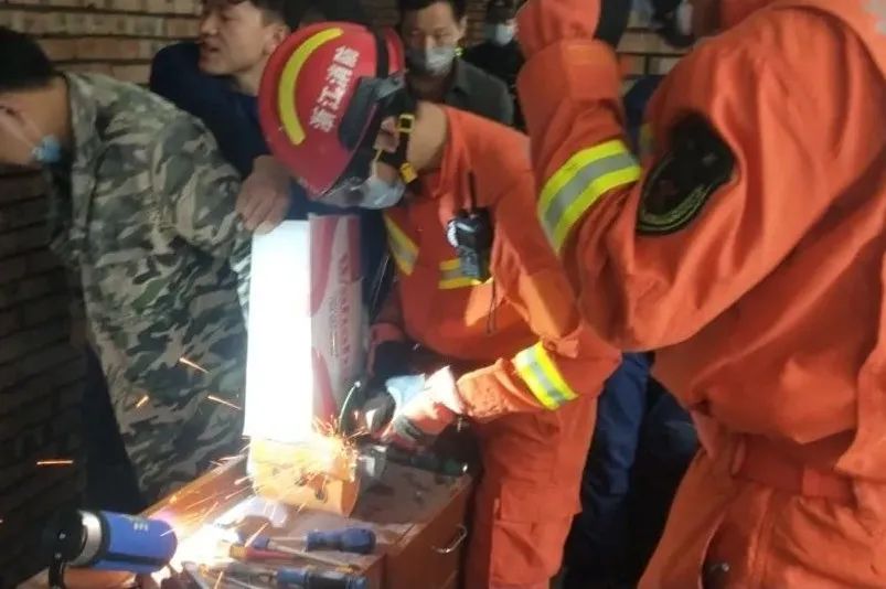 男子装修房子被刨墙机“咬”手 义乌消防拆机救援