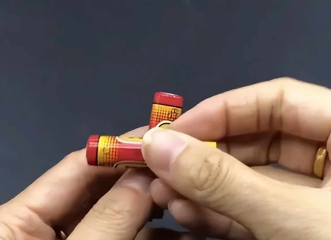 家里的遥控器电池突然没电了，又来不及去买怎么办？