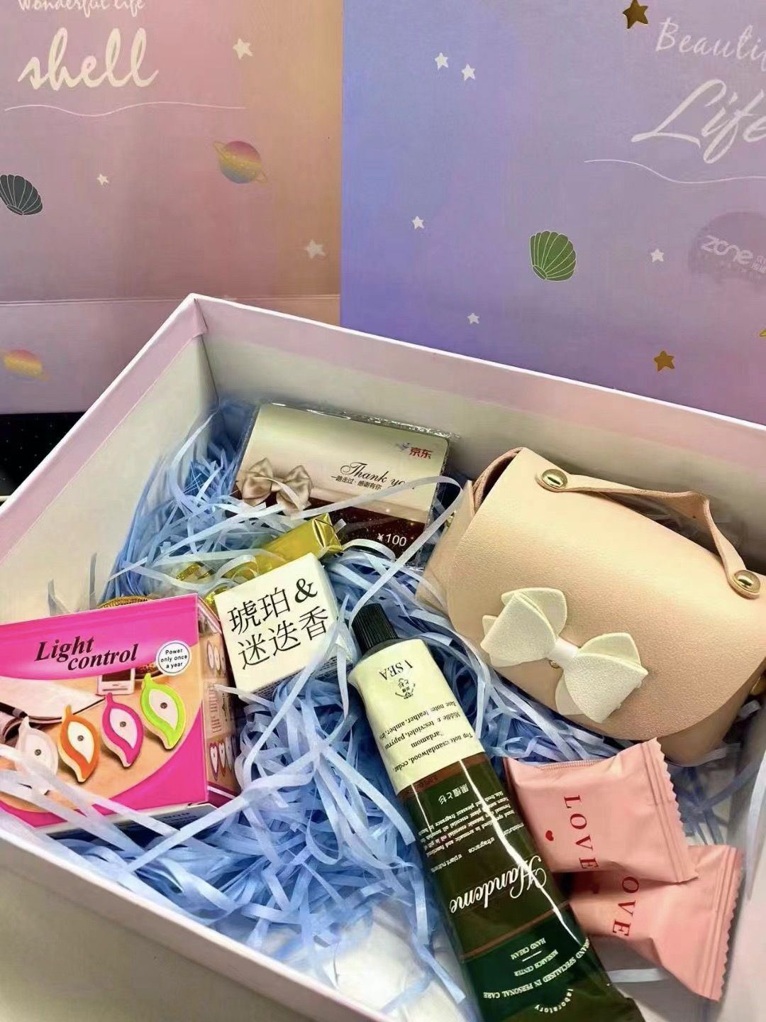 妇女节众多女性晒礼物：有鲜花、足疗券，更有保安戴明星面具送花
