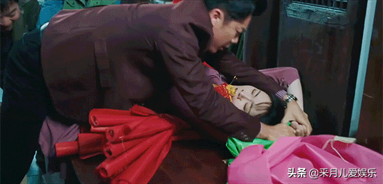 《幸福到万家》剧中何幸运被婚闹，多亏姐姐及时保护，出手相救