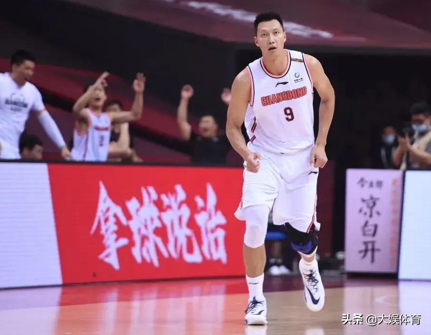 易建联在nba哪些球队呆过(易建联当年是第六顺位进入NBA，在他之前的都是谁呢？)