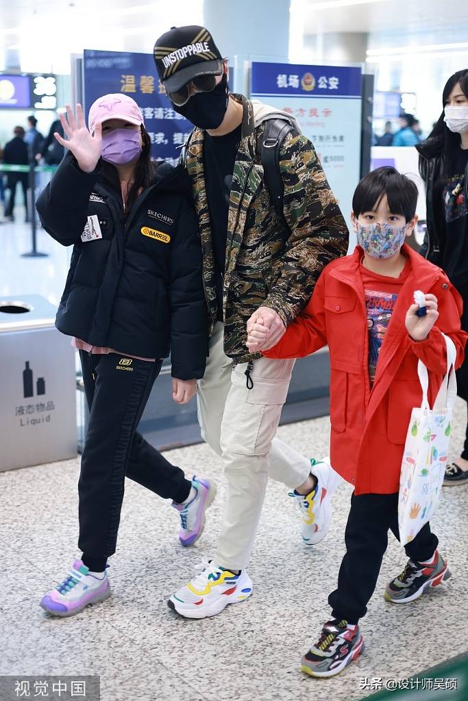 吴尊一家四口现身机场 女儿neinei不惧镜头打招呼