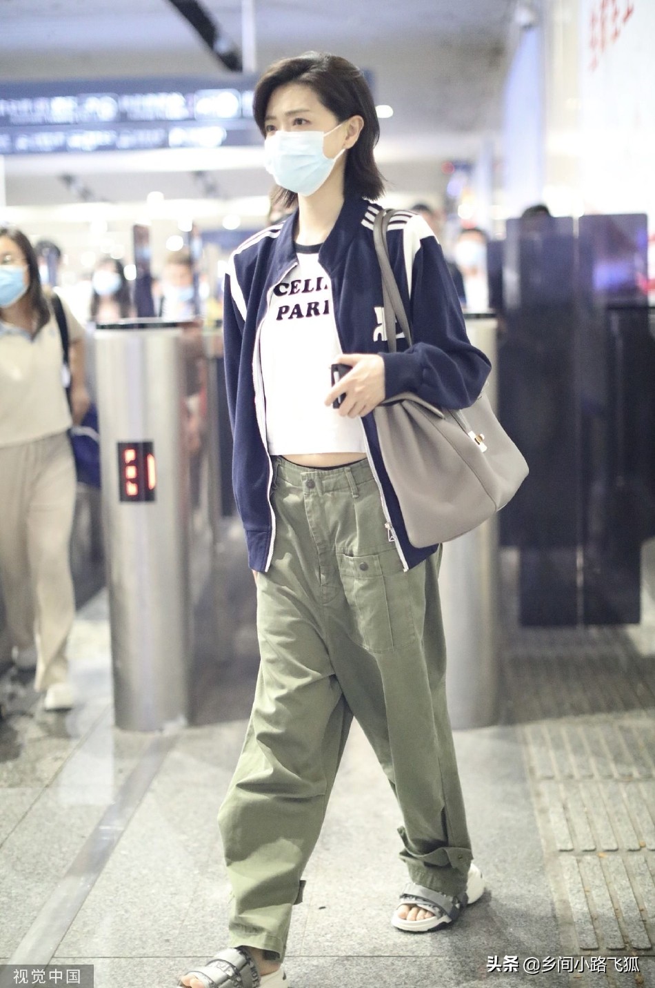 万茜休闲穿搭现身 留利落短发走路带风气场足
