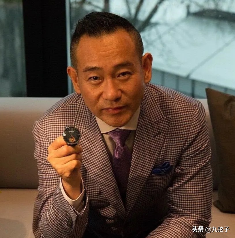 TVB“末代皇帝”林保怡的双面人生，57岁依然单身