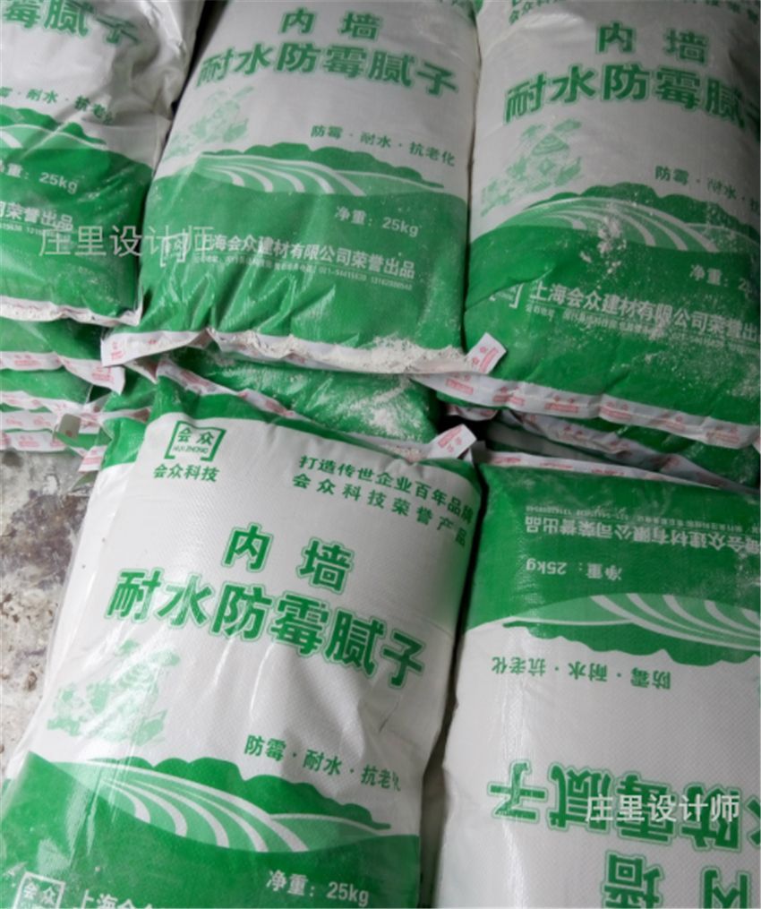 墙面装修，腻子粉加胶水和不加胶水比，哪个耐用？