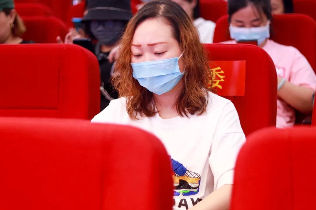 天府新区华阳实验小学举行“童星耀五月·艺术绽花开”群舞比赛