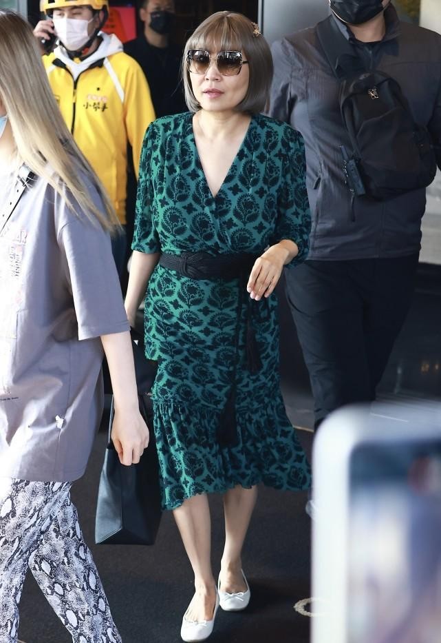 张蔷参加浪姐3正式回归，50多的人身材还这么好，难怪能引领潮流