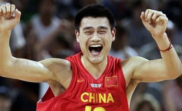 姚明在nba为什么站不住脚(姚明体重令人担忧，似乎已经不止400斤，两个膝盖都站不直了)