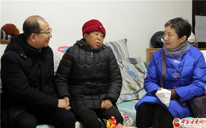 甘肃省委网信办到文县定点帮扶村开展送温暖走访慰问活动