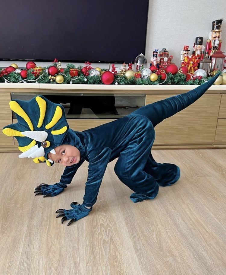 胡杏儿俩儿子扮恐龙，哥哥神情生动搞怪，闭眼亲吻弟弟超有爱