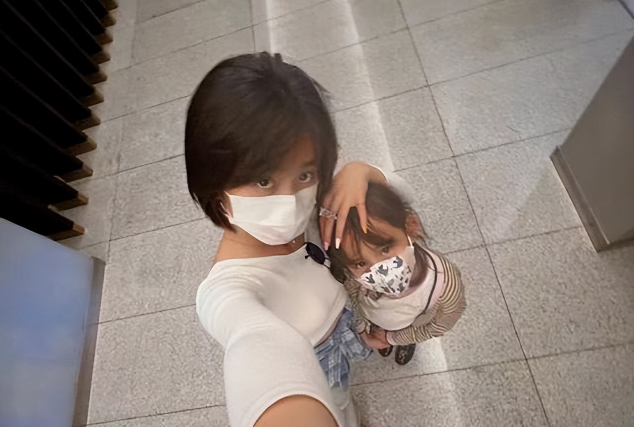 兄妹三人：黄多多带领多妹和弟弟作画，网友：三个艺术家