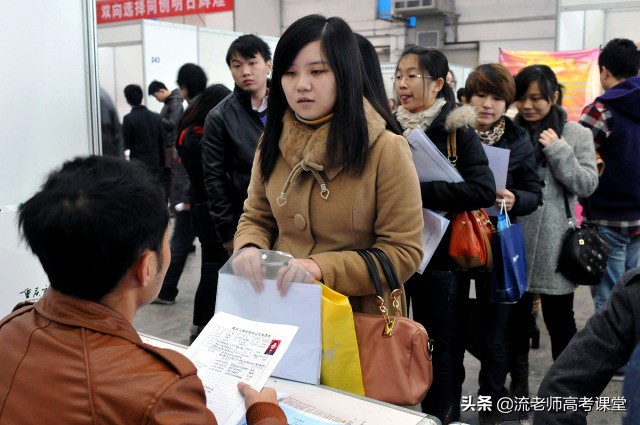 大学毕业生就业的“内卷”，有学生年薪40万，有学生月薪只有三千