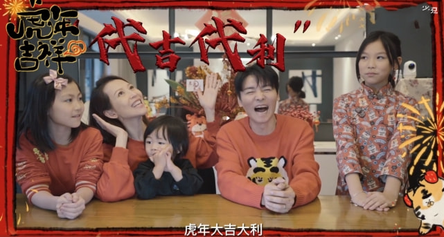 张晋一家五口拜年，俩女儿漂亮开朗像妈妈，儿子虎头虎脑像爸爸