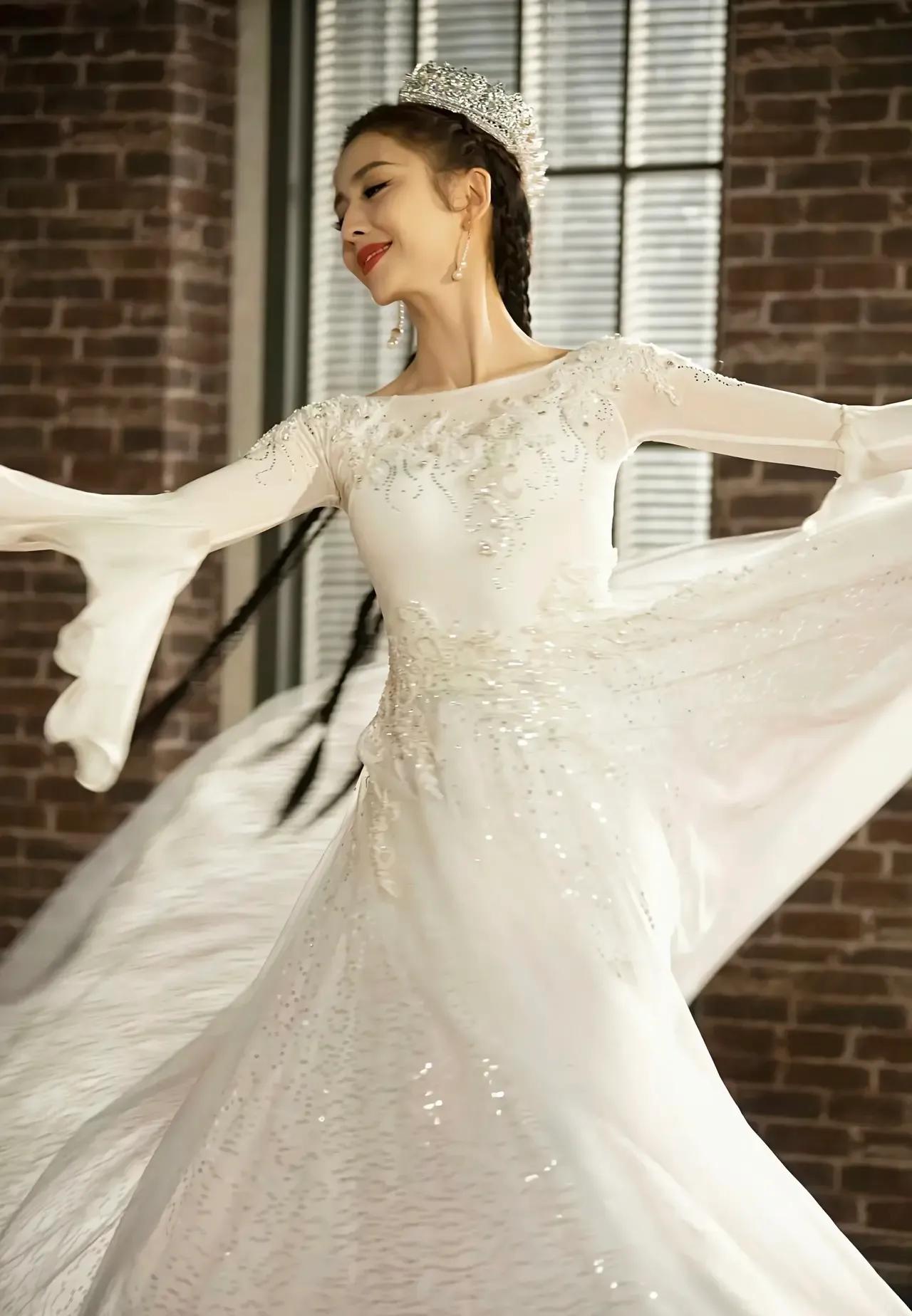 佟丽娅白色长裙翩翩起舞，优雅俏丽，美丽的新疆姑娘