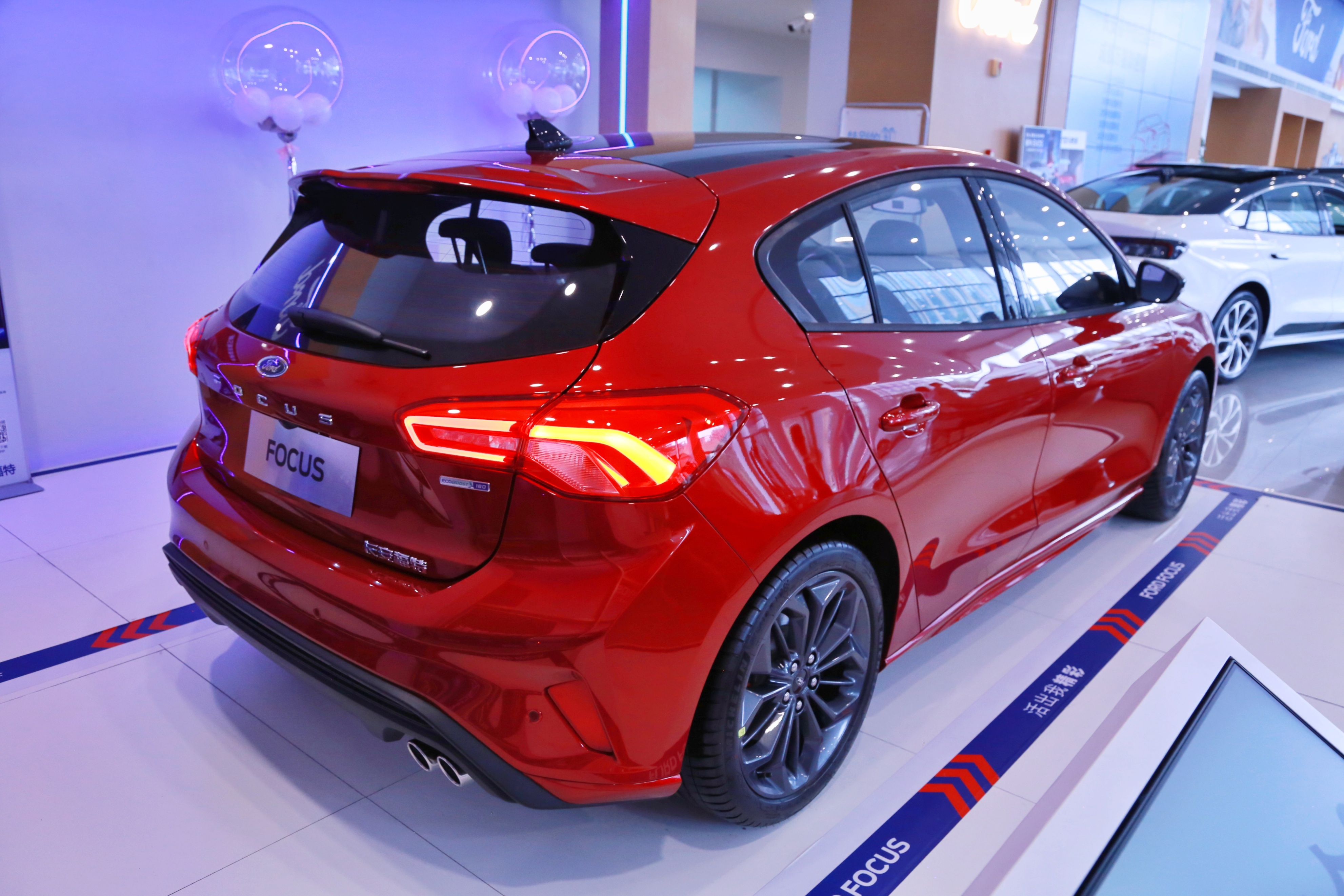 到店实拍全新福克斯:回归1.5t四缸发动机,颜值与操控并存