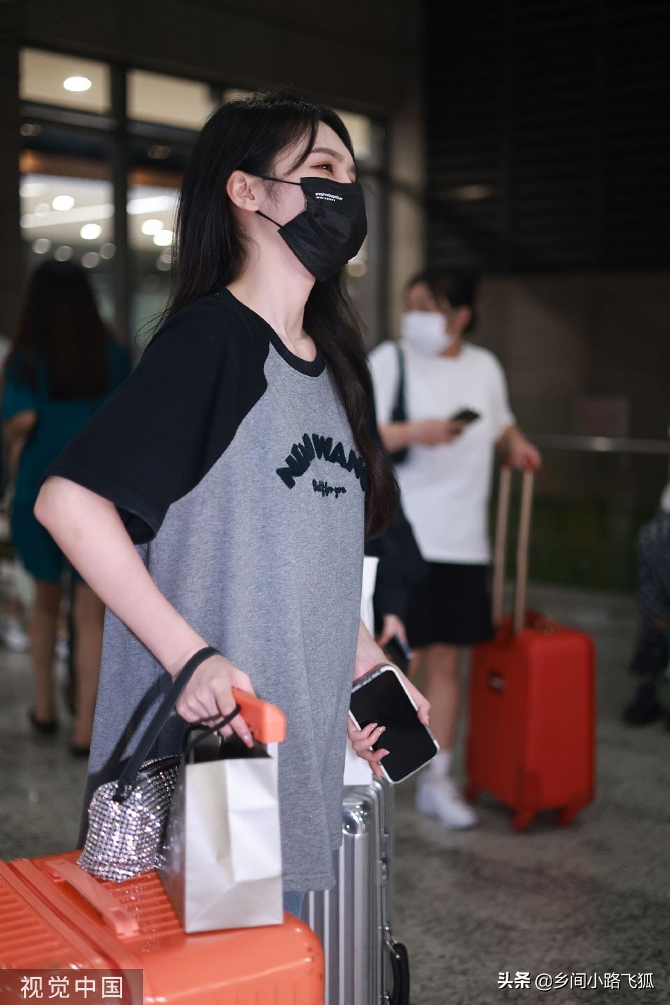 SNH48宋昕冉现身火车站 穿灰色T恤搭牛仔裤清爽休闲