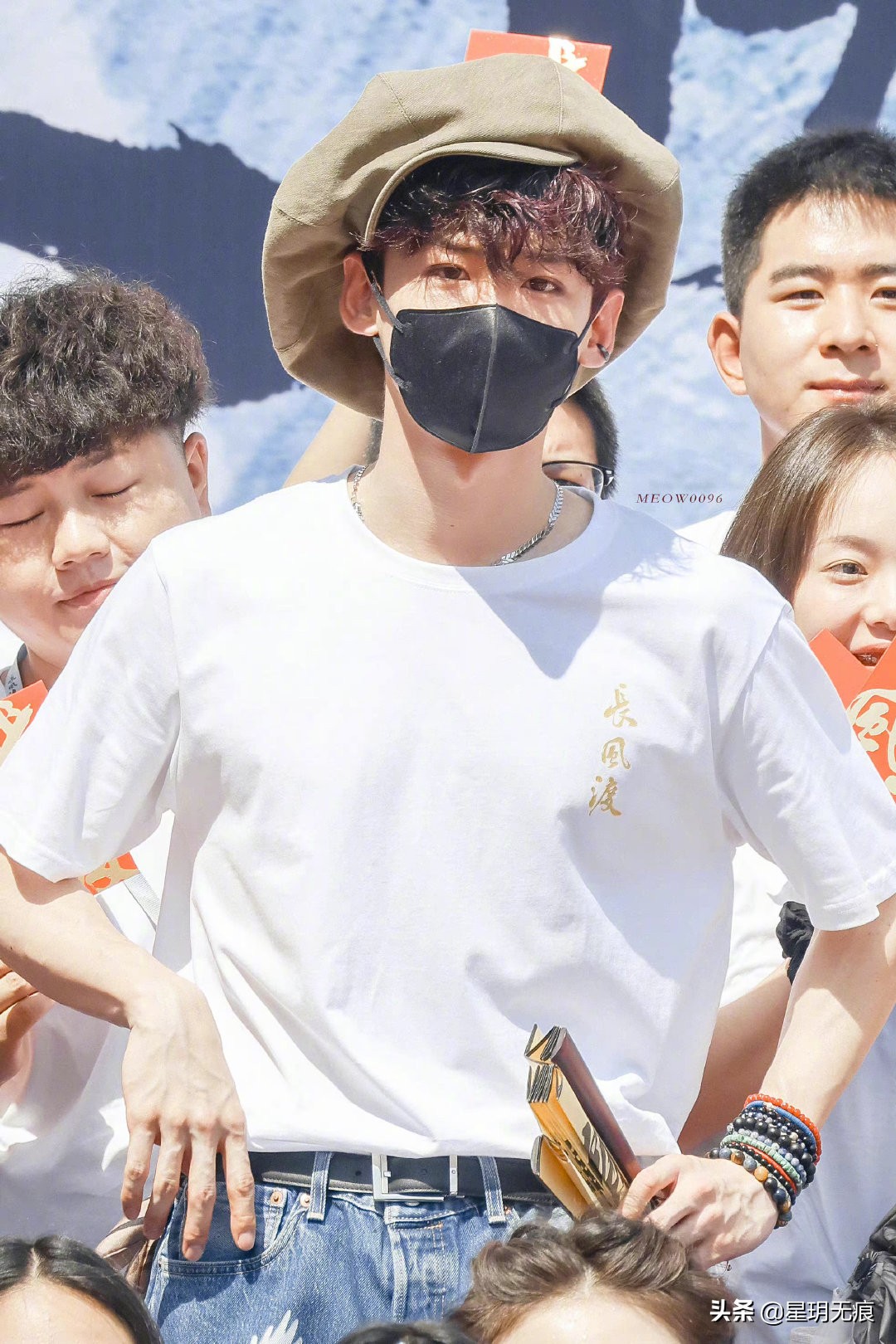 白敬亭《长风渡》开机了！白T+画家帽脸更小了