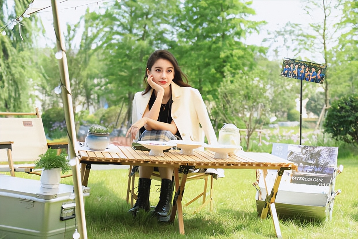 Angelababy肩披米白色西装气质优雅 微卷长发混血感十足