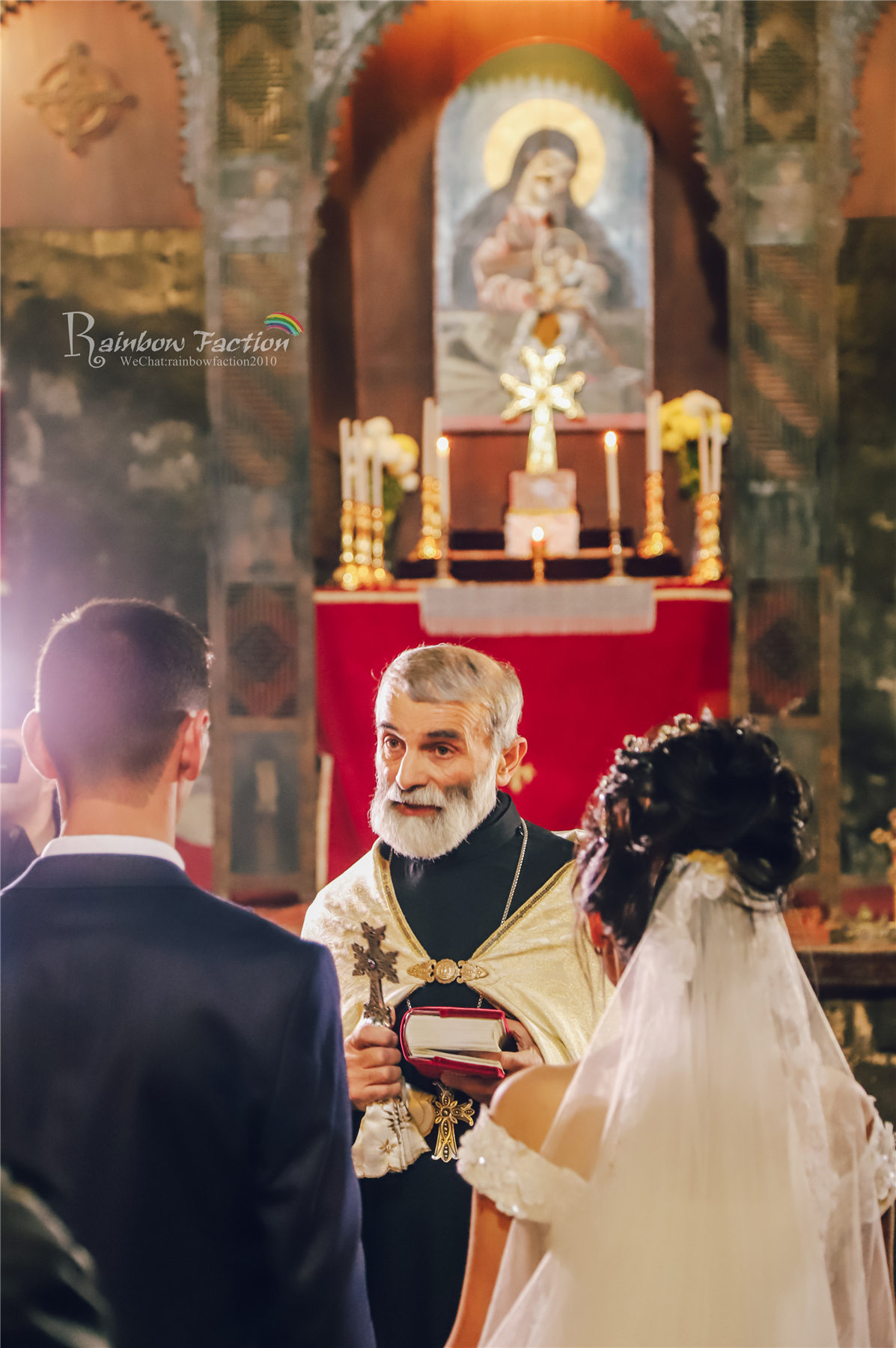 在亚美尼亚塞凡湖，邂逅一场浪漫美丽的婚礼
