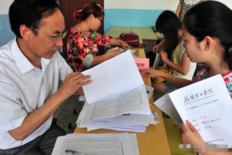 “合同工”教师的好消息，有望入编享受体制内待遇，终于熬出头了