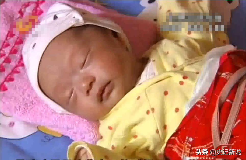 2011年，一婴儿刚出生就被家人扔进太平间，在里面活了8天8夜被救