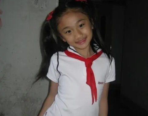 小学生在家上网课，却因坐姿“不雅”，被网友吐槽是总裁上班