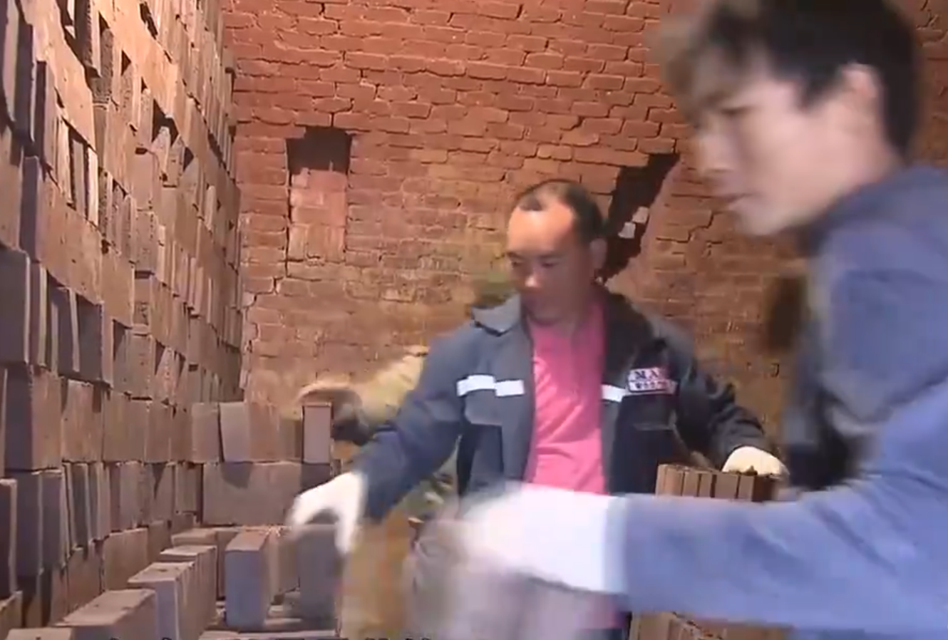 辽宁富家女：每天早饭300块，一双鞋穿三次就扔，喜欢和母亲对打