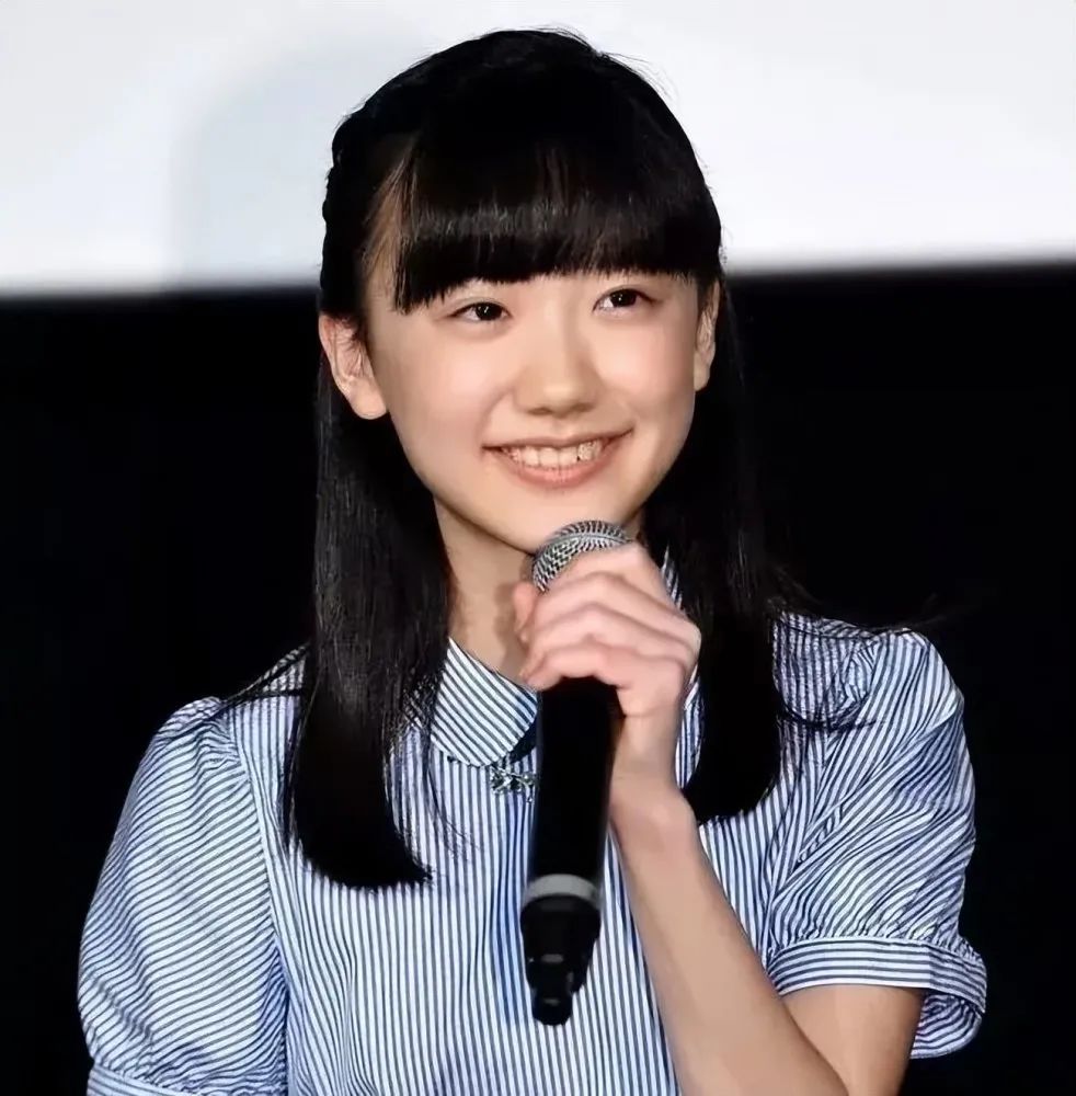 "亚洲最萌女孩"长大了!木村拓哉曾为她脸红,如今17岁被嘲长残