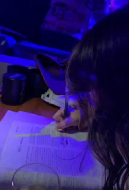 女生在“夜店”做高考题，引评论区群嘲：你是以大专为目标吗？