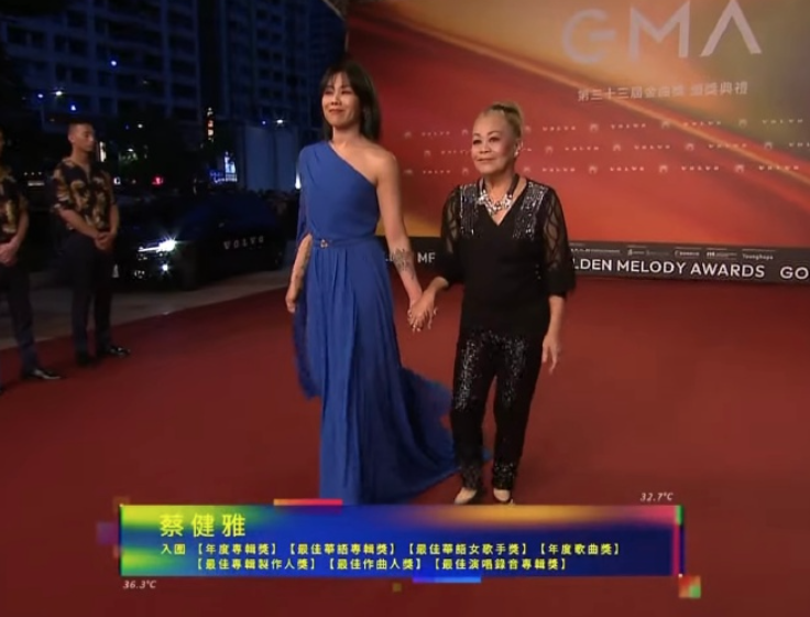 这是颁奖还是开业？金曲奖艺人造型齐翻车，现场变成乡村大舞台？