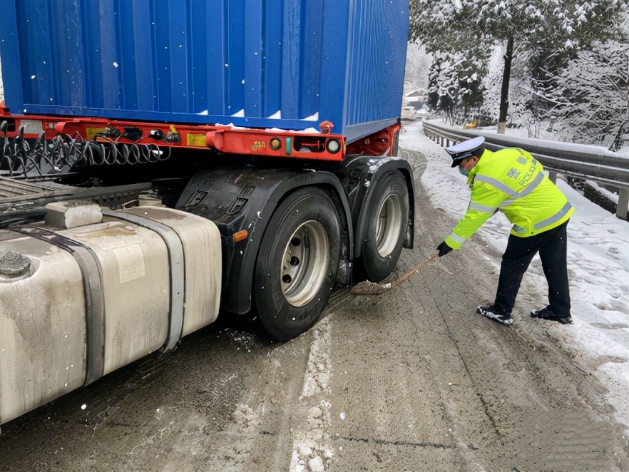 宁强公安：战风雪 保平安 促畅通