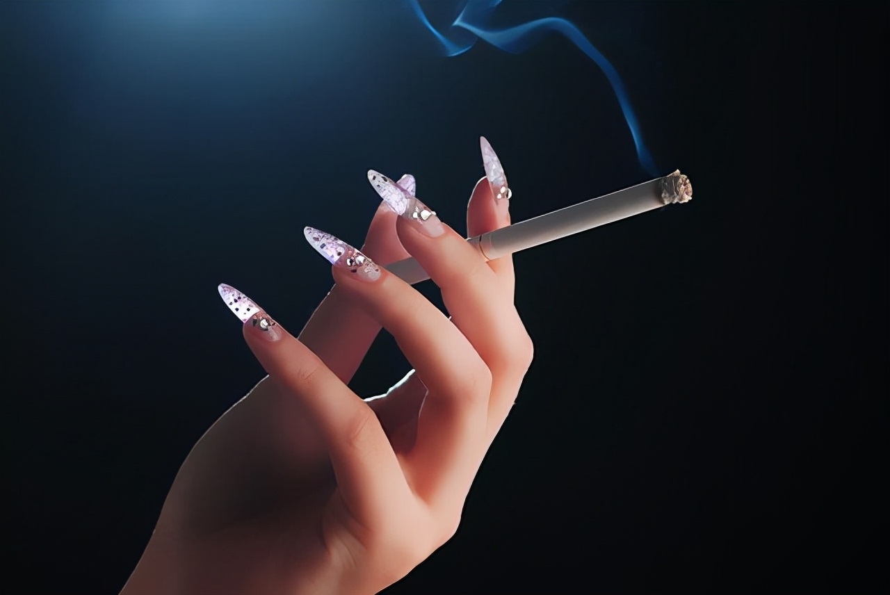 女人抽烟的文案霸气图片