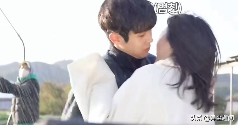韩剧高甜吻戏幕后！《僵尸校园》班长秀赫吻17次