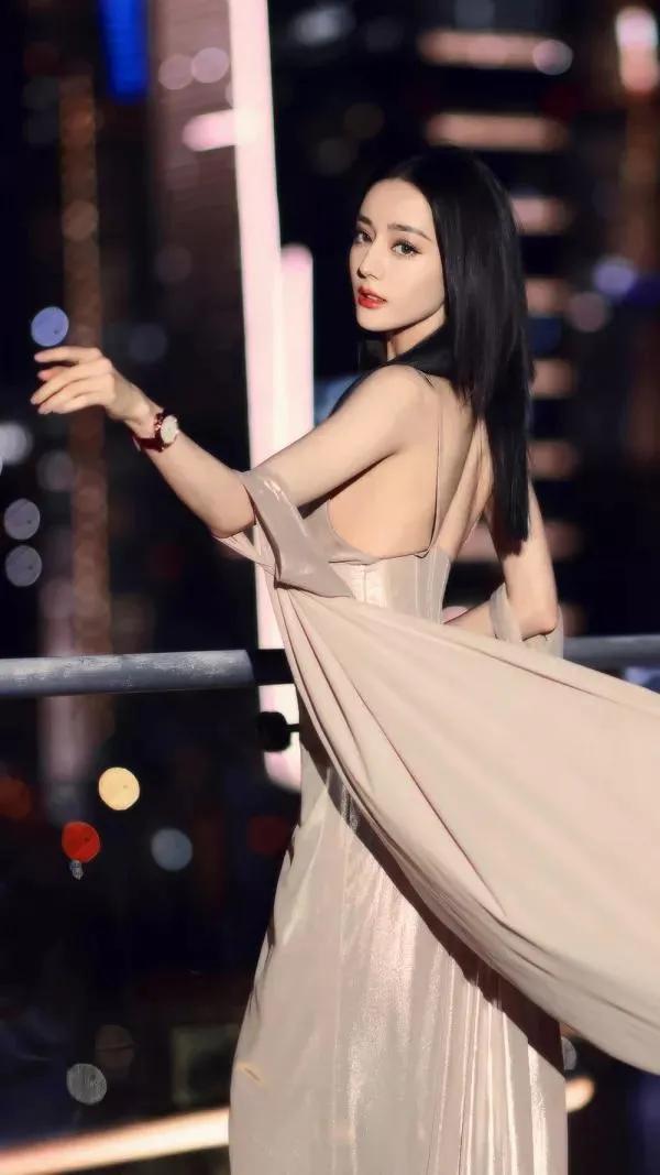 金晨迪丽热巴古力娜扎上演霓虹灯下的极限魅惑，这谁能抵挡得住呀