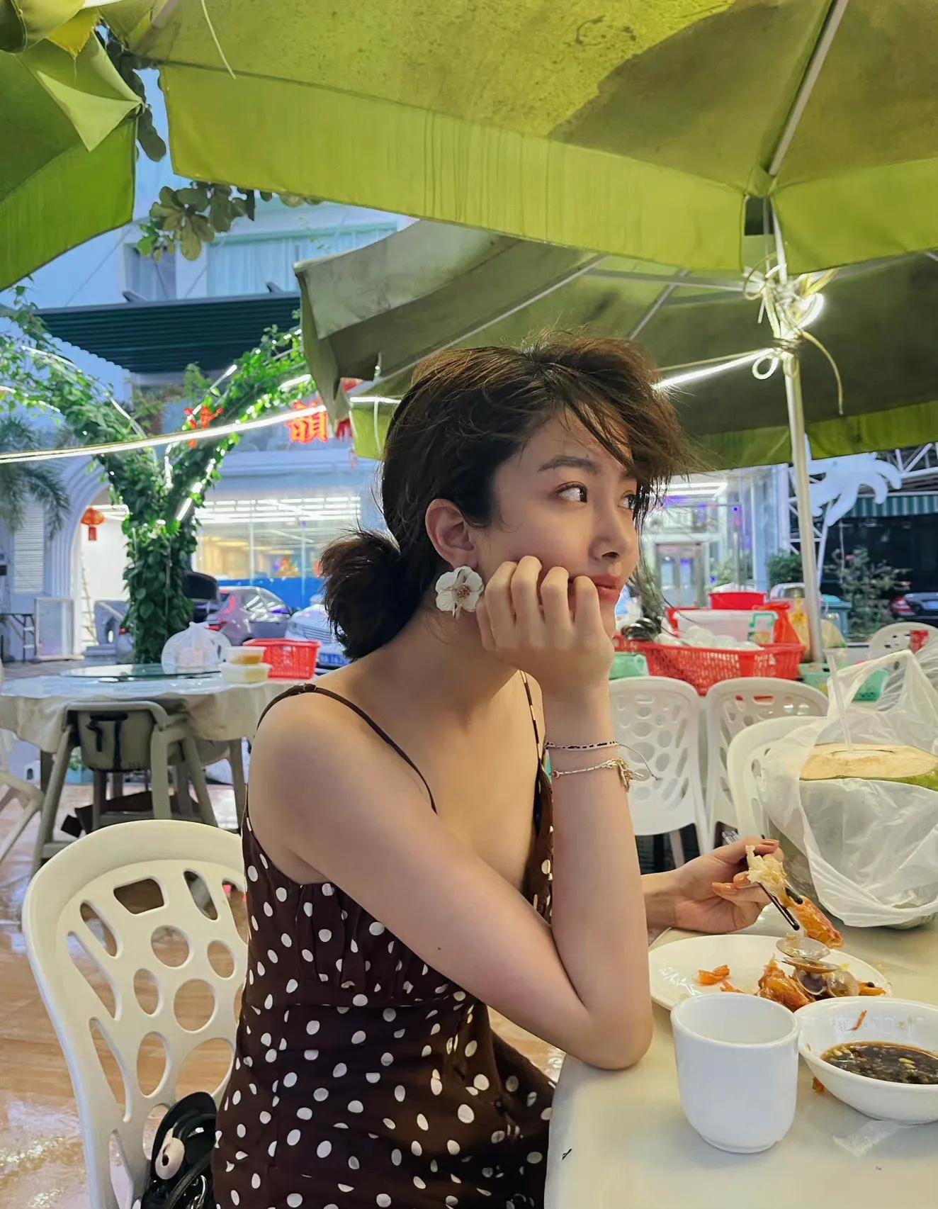 杨釆钰这小酒窝真迷人