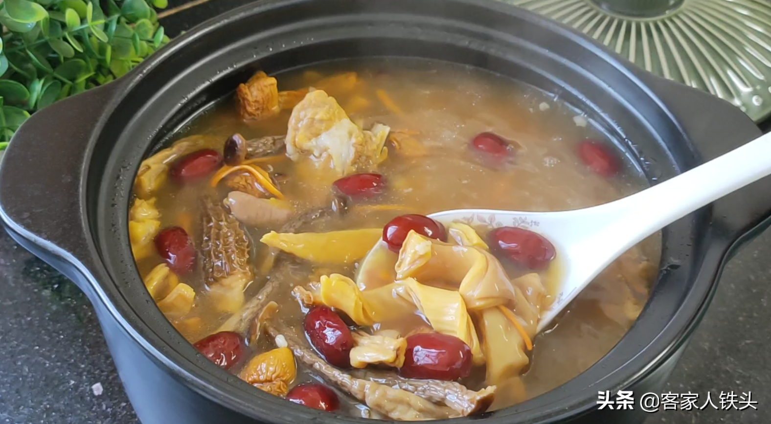 年夜饭少不了的一锅靓汤，广东有名的猪肚汤，做法原来这么的简单